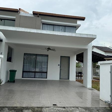 Sungai Long Guesthouse Kajang Bagian luar foto