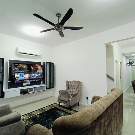 Sungai Long Guesthouse Kajang Bagian luar foto